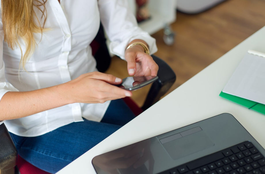 mujer con celular en la mano actualizando datos mujer con celular en la mano actualizando datos